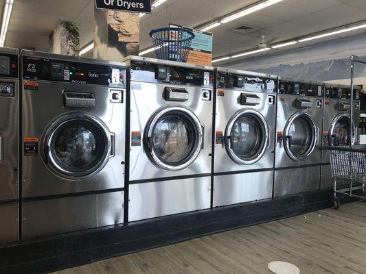 Washers, modern, clean & accepts Apple Pay, CC's and quarters.