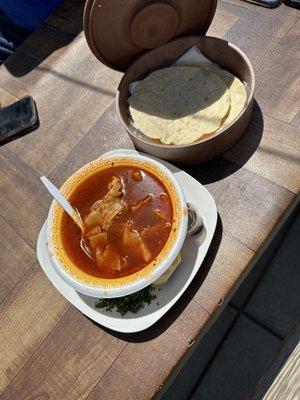 Menudo con tortillas echas a mano