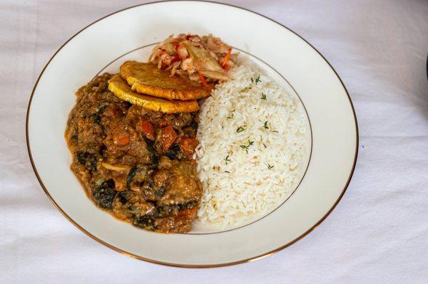 Legumes with white rice, fried plantains and pikliz