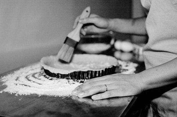 behind the scene of making pink grapefruit meringue tart