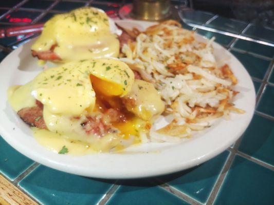 Eggs Benedict with hashbrowns