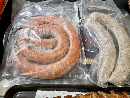 Left: Hungarian fresh sausage (Magyar sütnivaló friss kolbász). Right: hurka (liver or blood sausage)