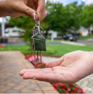 Emergency Locksmith service In Dallas Tx
Locked keys in your house/businesse?
Locked out of your apartment?
Keys locked inside your home?