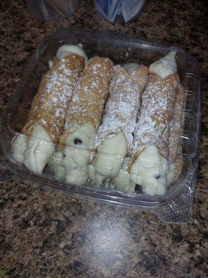 Cannolis, cannolis, cannolis!