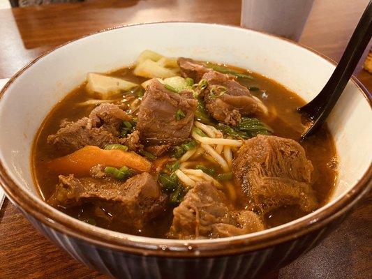 牛肉面 - beef noodles, pretty damned good