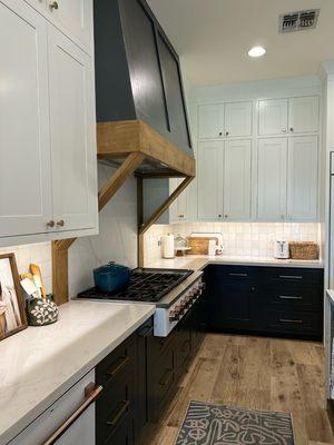 Kitchen cabinets from Shiloh Cabinetry in Polar and Iron Ore.