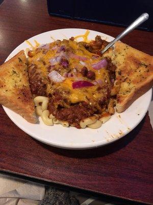 Chili Mac with garlic toast