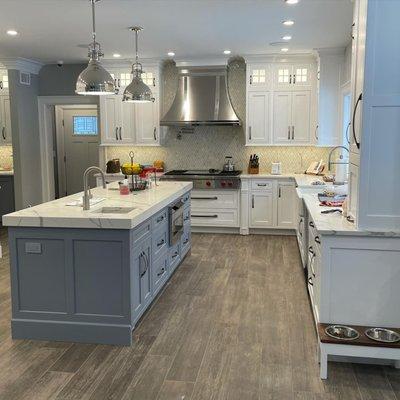 Simple yet sophisticated kitchen design done in coordination with Lakeville cabinetry!  We love working alongside such talented designers