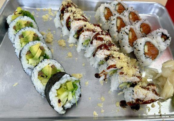 Lunch special: Veggie, crunchy and spicy tuna roll.