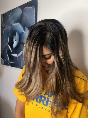 Making blonde highlight possible with natural dark base color