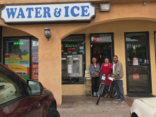 Francisco Joel Morales es el feliz ganador de la bicicleta marca Road Master rifada en Marzo 18, del 2017 en nuestra water store.