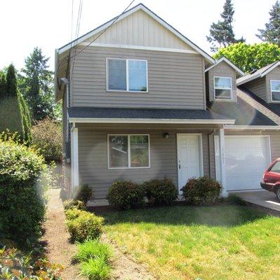 2 BR + Office, Garage, fenced backyard, 
 gas heat !   Easy access to I-205 and 15 minutes to PDX
 $1695