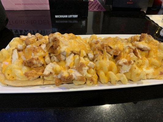 Macaroni and chicken flatbread.