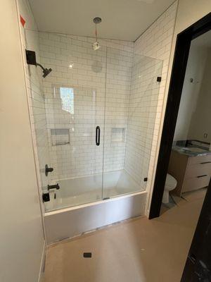 Swing Door and Fixed Panel on a Tub