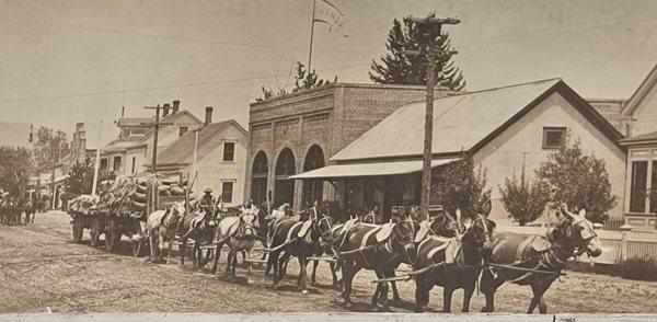 Picture of original building. (Center of photo)