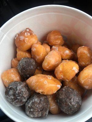 Only had 4 chocolate munchkins rest were glazed!