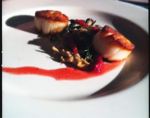 Seared scallop, caramelized fennel, chicken confit, blood orange, 5 spice