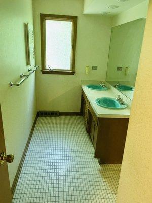 Old school bathroom. Sell to us and we will make it new again.