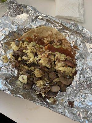 Bacon and egg taco w mushrooms