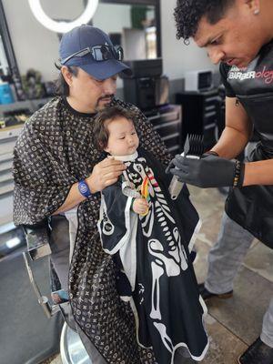 E showing X the clippers he'll use.