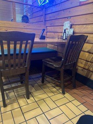 empty tables ... while humans stand outside in the cold