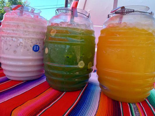 Aguas frescas horchata, limonada y piña