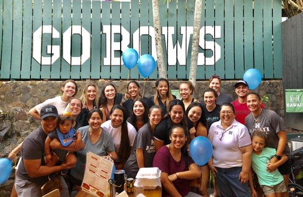 UH Rainbow Wahine Volleyball Team and Coaches partying at Mama's!