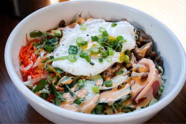 Salad bowl with grilled pork