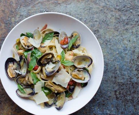 fettuccini & clams clams, garlic, artichoke, roasted red pepper, onion, spinach, white wine sauce, focaccia.