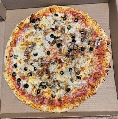 Specialty Pizza: "American Favorite" (pepperoni, Italian sausage, mushrooms, extra cheese), 16" NY Style w/added black olives & onions