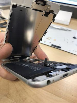 Bad battery in an iPhone 6 starting to get swollen. Started to push the screen out.