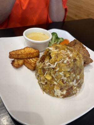 Mofongo de chicharrón de pollo con queso frito / it was soooo good and stuffed with both  - WoW