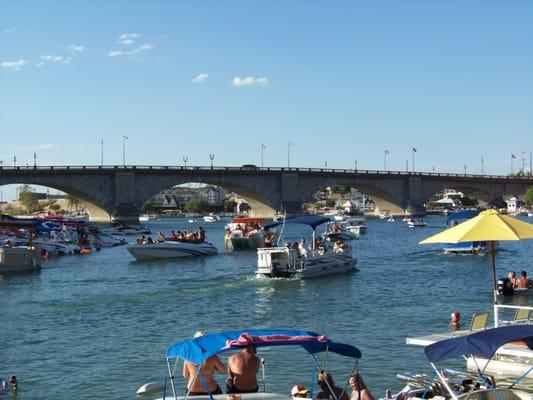 Take one of the boats or pontoons under the world famous London Bridge and enjoy the activity in the Lake Havasu channel.