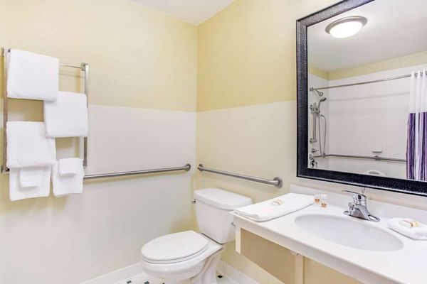 Guest room bath (accessible)