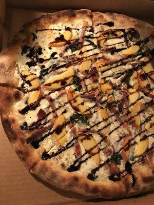 The special of the day: creamy ricotta topped with speck, peaches and balsamic reduction. A perfect mix!