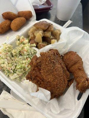 Fried chicken potato's and slaw with hush puppies