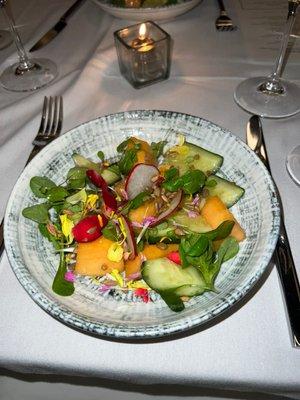 Salad with strawberries and pecans