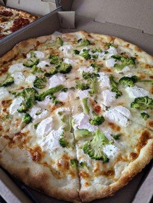 White pizza with broccoli