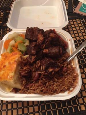 Oxtail, Mac n cheese, rice and beans & veggie delight! Very good and filling