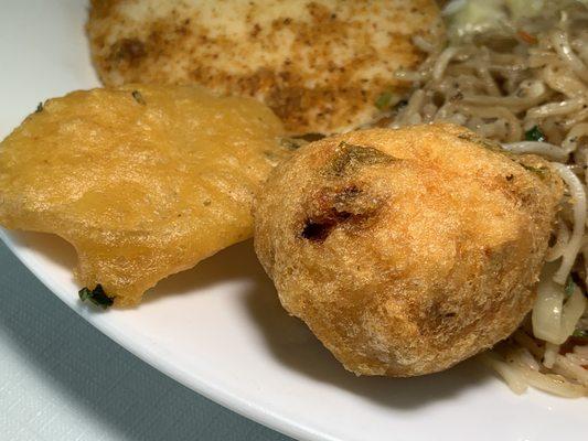 Potato Bajji (L) & Medhu Bonda (R): Vegan Deep-Fried Potato Fritters at the Weekend Lunch Buffet.