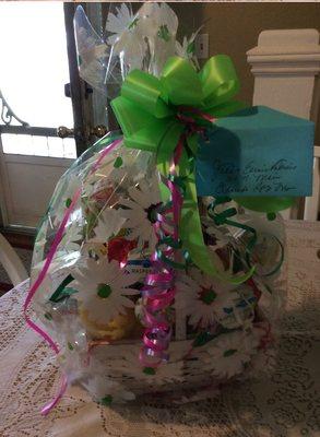 The picture with the flower basket is what I ordered. The cellophane picture with the green bow is what I received.