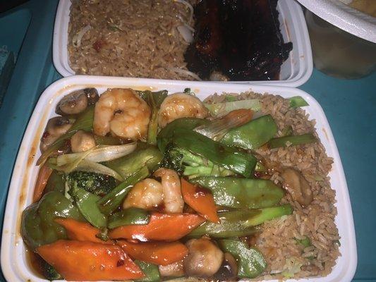 Nice lrg shrimp & crunchy veggies, but garlic sauce lacks garlic flavor, heat & is too sweet. Mediocre veg. fried rice lacks flavor.