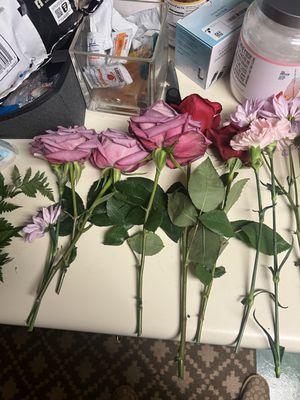 The random unevenly cut flowers that were shoved in basket