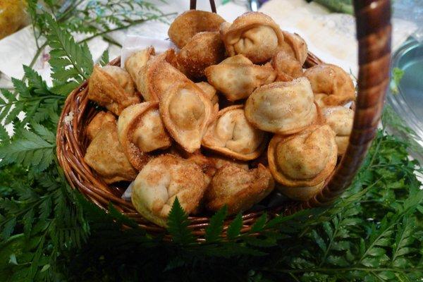 Apple won tons in cinnamon and sugar