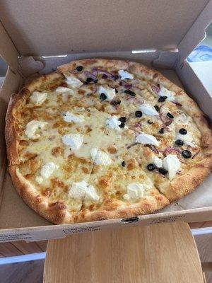 White Pizza with bald black olives and red onion