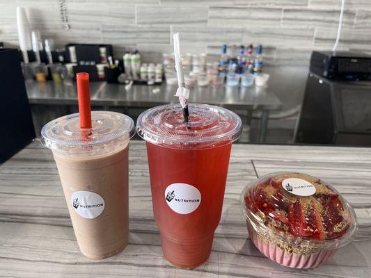 Peanut butter smoothie and strawberry kiwi tea