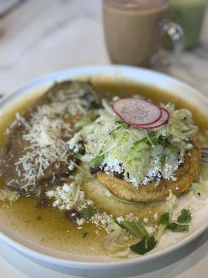 Chili reins and a sope...yummy! With green sauce