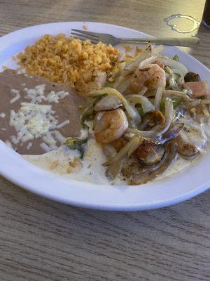 Pollo de Cancun. Pollo y camaronea con queso  Arroz y frijoles. SIN CILANTRO!!!