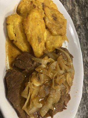 Steak with onions and fried plantains