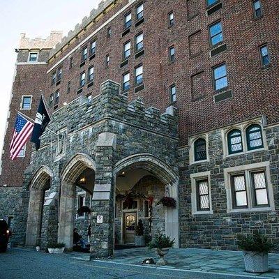 Grand historic entrance built in 1926, with complimentary valet parking.